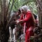 Ketua TP PKK Aceh, Marlina Muzakir (Kak Na), saat berdialog dengan pengelola gerai Cokbang di Gampong Aneuk Laot, Sabang, Senin (11/5/2026).