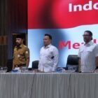 Direktur Reserse Kriminal Umum Polda Aceh, Kombes Pol. Andre Librian, S.I.K. (tengah), memimpin audiensi penyelesaian persoalan HGU antara PT Bumi Flora dengan masyarakat Aceh Timur di Gedung Presisi Polda Aceh, Senin (11/5/2026).