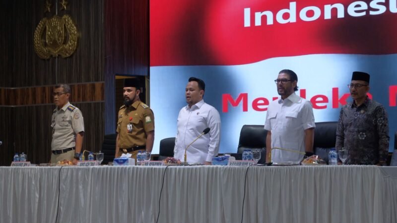 Direktur Reserse Kriminal Umum Polda Aceh, Kombes Pol. Andre Librian, S.I.K. (tengah), memimpin audiensi penyelesaian persoalan HGU antara PT Bumi Flora dengan masyarakat Aceh Timur di Gedung Presisi Polda Aceh, Senin (11/5/2026).