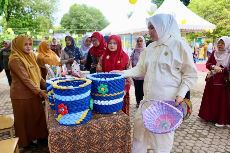 Bunda PAUD Aceh, Marlina Muzakir (Kak Na), memberikan arahan mengenai pentingnya konsumsi ikan bagi tumbuh kembang otak anak saat mengunjungi SD Negeri 5 Kota Sabang, Selasa (12/6/2026). 