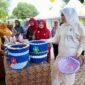 Bunda PAUD Aceh, Marlina Muzakir (Kak Na), memberikan arahan mengenai pentingnya konsumsi ikan bagi tumbuh kembang otak anak saat mengunjungi SD Negeri 5 Kota Sabang, Selasa (12/6/2026). 
