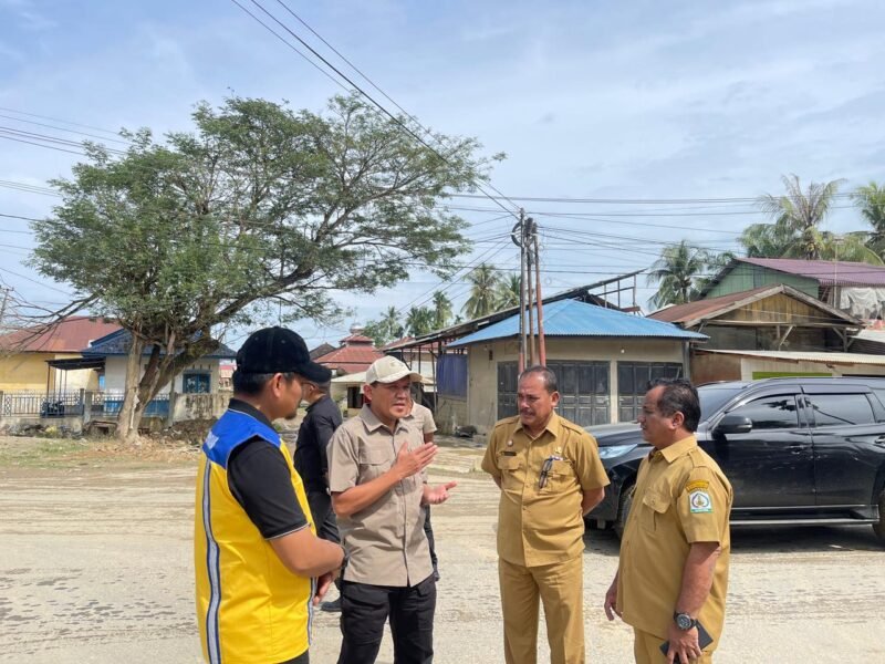 Wakil Gubernur Aceh didampingi Wakil Bupati Aceh Tamiang, Ismail, S.E.I., dan Sekda Drs. Syuibun Anwar, melihat langsung kondisi ruas jalan di kawasan Rantau, Aceh Tamiang, Selasa (12/5/2026).