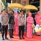 Kapolda Aceh Irjen Pol. Marzuki Ali Basyah didampingi Ketua Bhayangkari Daerah Aceh Ny. Ira Marzuki disambut dengan tarian Ranup Lampuan dan prosesi pengalungan bunga setibanya di Polresta Banda Aceh, Selasa (12/5/2026). 