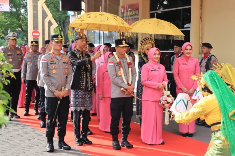 Kapolda Aceh Irjen Pol. Marzuki Ali Basyah didampingi Ketua Bhayangkari Daerah Aceh Ny. Ira Marzuki disambut dengan tarian Ranup Lampuan dan prosesi pengalungan bunga setibanya di Polresta Banda Aceh, Selasa (12/5/2026). 