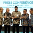 Tampak Direktur Utama BSI Anggoro Eko Cahyo (tengah), Direktur Risk Management Grandhis H Harumansyah (paling kiri), Direktur Finance & Strategy Ade Cahyo Nugroho (dua dari kiri), Wakil Direktur Utama Bob T.Ananta (dua dari kanan) dan Direktur Sales and Distribution Anton Sukarna (paling kanan) di Kantor BSI The Tower Jakarta (12/5/2026).