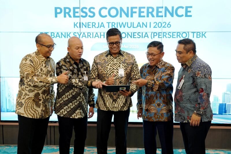 Tampak Direktur Utama BSI Anggoro Eko Cahyo (tengah), Direktur Risk Management Grandhis H Harumansyah (paling kiri), Direktur Finance & Strategy Ade Cahyo Nugroho (dua dari kiri), Wakil Direktur Utama Bob T.Ananta (dua dari kanan) dan Direktur Sales and Distribution Anton Sukarna (paling kanan) di Kantor BSI The Tower Jakarta (12/5/2026).