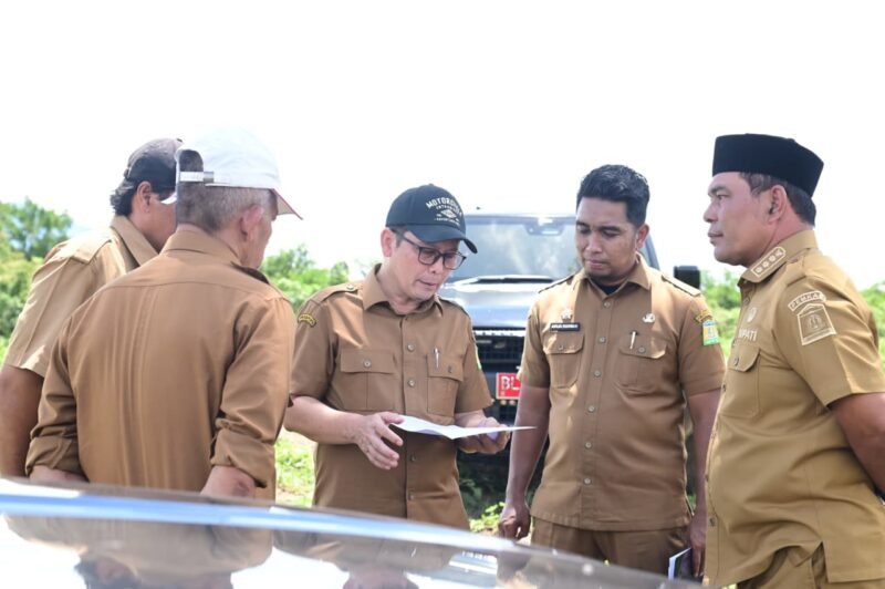 Bupati Aceh Besar, Muharram Idris, didampingi Kadis PUPR Aceh Besar, Plt Kadis Sosial Aceh Besar, dan Kadis DLHK Aceh Besar saat meninjau lokasi fınalisasi lahan pembangunan Sekolah Rakyat di kawasan Bukit Meusara, Kota Jantho, Selasa (12/05/2026). FOTO/MC ACEH BESAR