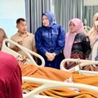 Ketua TP PKK Aceh Marlina Muzakir, menjenguk Ketua Fraksi Partai Aceh di DPRA Tgk Anwar Ramli dan sang anak Muhammad Wafiq, yang sedang menjalani perawatan intensif pasca mengalami kecelakaan di Tol Sibanveh, di ruang High Care Unit Surgical Rumah Sakit Umum Daerah dr Zainoel Abidin, Selasa (12/5/2026).