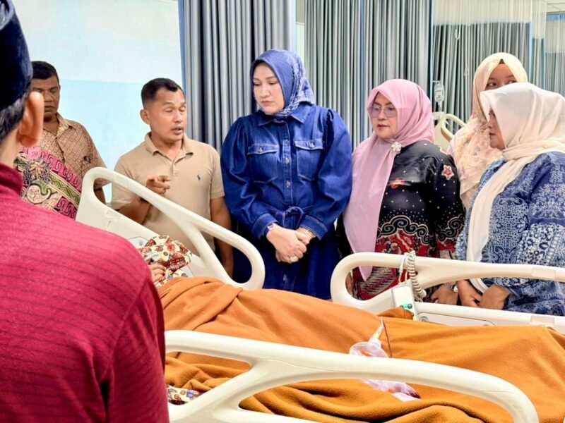 Ketua TP PKK Aceh Marlina Muzakir, menjenguk Ketua Fraksi Partai Aceh di DPRA Tgk Anwar Ramli dan sang anak Muhammad Wafiq, yang sedang menjalani perawatan intensif pasca mengalami kecelakaan di Tol Sibanveh, di ruang High Care Unit Surgical Rumah Sakit Umum Daerah dr Zainoel Abidin, Selasa (12/5/2026).