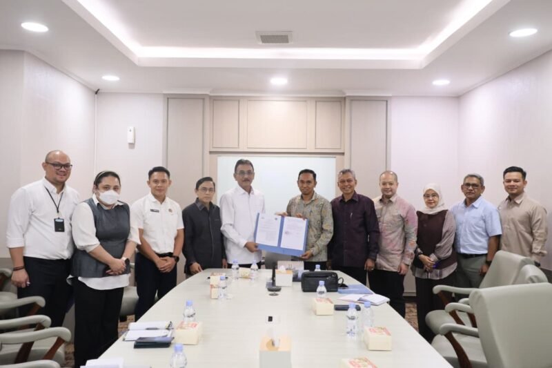 Penandatanganan Nota Kesepahaman (MoU) antara Pemerintah Aceh dan Kementerian ATR/BPN terkait Sinergi Bidang Agraria, Pertanahan, dan Tata Ruang. Langkah ini menjadikan Aceh sebagai provinsi pertama di Indonesia yang mengintegrasikan data spasial dengan pemerintah pusat guna mempercepat legalitas lahan dan mewujudkan tata kelola SDA yang transparan. (Jakarta, 12 Mei 2026).