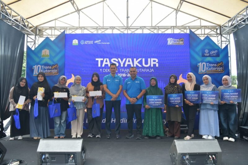 Sekda Aceh, M. Nasir Syamaun, memberikan sambutan dalam peringatan 10 tahun beroperasinya Trans Kutaraja di Terminal Tipe A Batoh, Banda Aceh, Rabu (13/5/2026).
