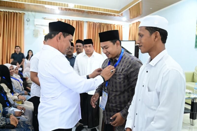 Bupati Aceh Besar Muharram Idris menyematkan tanda peserta Bimbingan Teknis