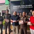 Kepala Kejaksaan Negeri Aceh Besar Dr. Wisnu Murtopo Nur Muhamad, S.H., M.H didampingi Kasi Intel, Kasi Pidsus dan jajarannya menyerahkan sejumlah uang kontak hasil penindakan hukum terhadap dia kasus korupsi di Aceh Besar kepada Kepala KPPN Banda Aceh, Afifudin, pada kegiatan Press Realise Kejari Aceh Besar di Kota Jantho, Rabu (13/5/2026).
