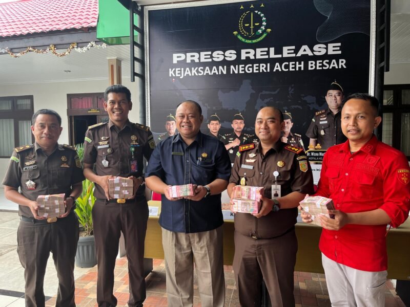 Kepala Kejaksaan Negeri Aceh Besar Dr. Wisnu Murtopo Nur Muhamad, S.H., M.H didampingi Kasi Intel, Kasi Pidsus dan jajarannya menyerahkan sejumlah uang kontak hasil penindakan hukum terhadap dia kasus korupsi di Aceh Besar kepada Kepala KPPN Banda Aceh, Afifudin, pada kegiatan Press Realise Kejari Aceh Besar di Kota Jantho, Rabu (13/5/2026).
