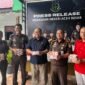 Kepala Kejaksaan Negeri Aceh Besar Dr. Wisnu Murtopo Nur Muhamad, S.H., M.H didampingi Kasi Intel, Kasi Pidsus dan jajarannya menyerahkan sejumlah uang kontak hasil penindakan hukum terhadap dia kasus korupsi di Aceh Besar kepada Kepala KPPN Banda Aceh, Afifudin, pada kegiatan Press Realise Kejari Aceh Besar di Kota Jantho, Rabu (13/5/2026).