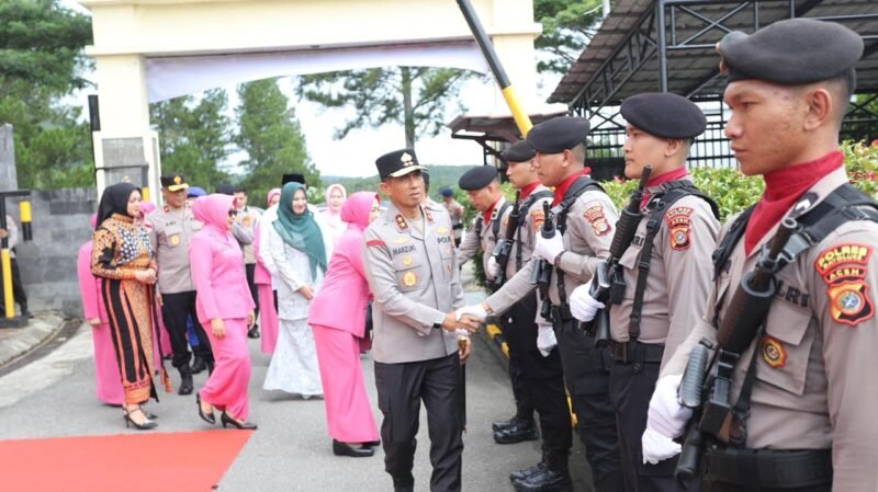 Kapolda Aceh, Irjen Pol. Marzuki Ali Basyah, M.M., menandatangani prasasti pembangunan Mako Polsek Dabun Gelang saat melakukan kunjungan kerja di Polres Gayo Lues, Rabu (13/5/2026).