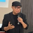 Juru Bicara Pemerintah Aceh, Dr. Nurlis Effendi, saat memberikan keterangan terkait aksi unjuk rasa mahasiswa.