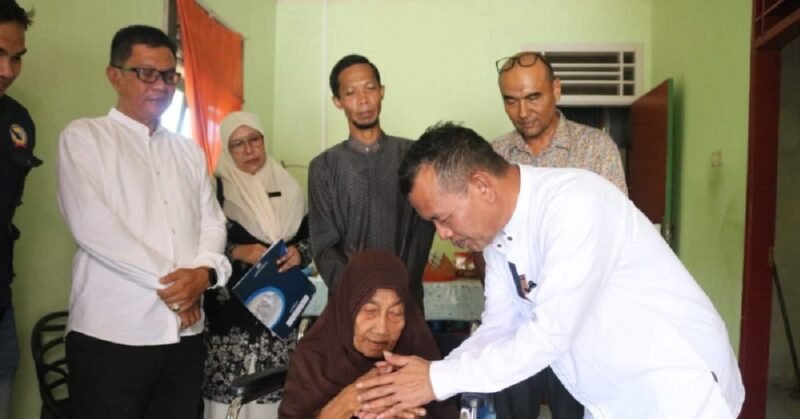 Dinsos Aceh Memberikan Bantuan Kepada Lansia, Kamis 14/05/2026.