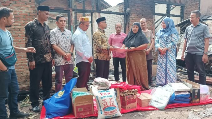 Dinas Sosial Banda Aceh Memberikan Bantuan Kepada Korban Kebakaran. 