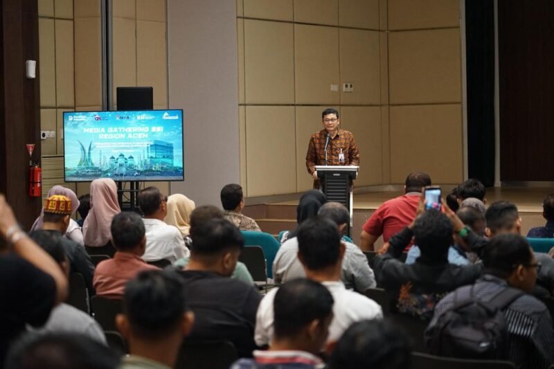 RCEO BSI Aceh, Imsak Ramadhan (tengah), berdiskusi bersama Ketua PWI Aceh, M. Nasir Nurdin (kiri), dan Asisten Direktur OJK Aceh, Firman Octo Armando (kanan), dalam acara Media Gathering di Banda Aceh, Rabu (13/5/2026).