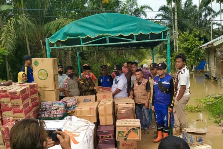 Dinsos Banda Aceh Membagikan bantuan bagi warga terdampak Bencana
