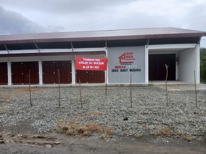 Pemilik lahan, M. Nasir, memasang pagar kawat duri dan spanduk klaim kepemilikan di lokasi pembangunan Gedung Koperasi Merah Putih, Gampong Bukit Mesara, Kota Jantho, Aceh Besar, Kamis (14/5/2026). Akses ke gedung tersebut kini tertutup total akibat belum adanya kesepakatan ganti rugi.