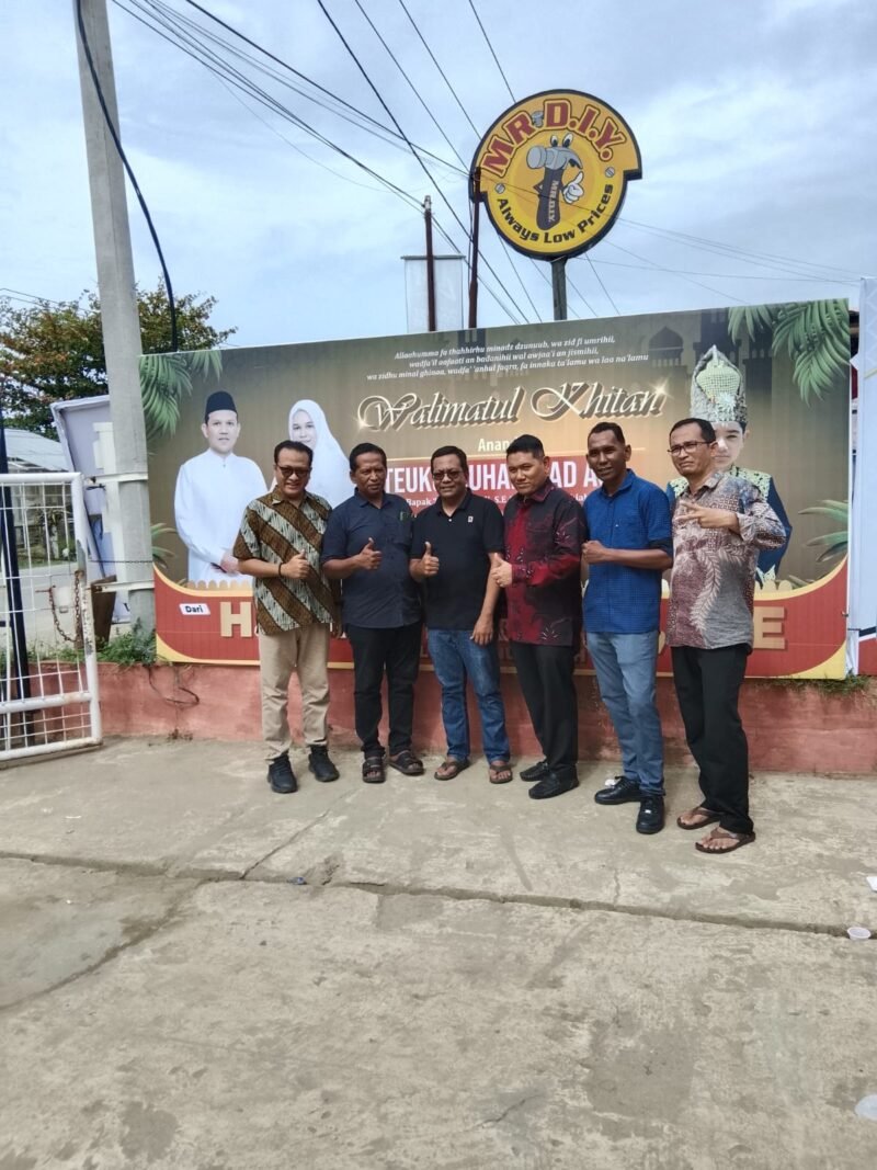 Ketua PW IWO Aceh Chairan Manggeng hadiri khitanan putra Kacab Bank Aceh Ulee Glee di Pidie Jaya sekaligus silaturahmi dengan PD IWO Pidie Jaya untuk perkuat soliditas jelang Rakerwil, Kamis 14/05/2026.