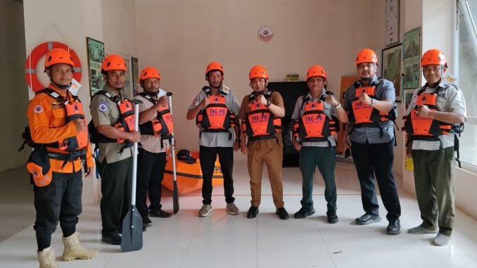 Tim BPBD Kota Banda Aceh Bersiap Memberikan Alat Pengamanan Di Pantai