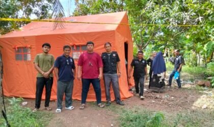 Pemasangan Tenda Bagi Korban kebakaran Oleh BPBD