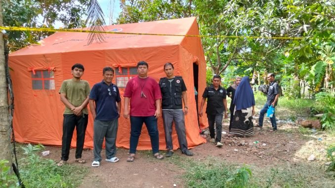 Pemasangan Tenda Bagi Korban kebakaran Oleh BPBD