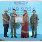 Foto Pemberian Pelangkat Dari Walikota Banda Aceh kepada Kepala BNPB