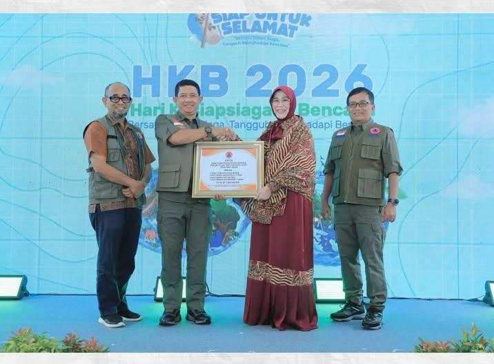 Foto Pemberian Pelangkat Dari Walikota Banda Aceh kepada Kepala BNPB
