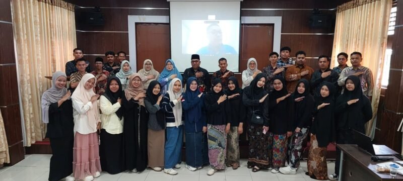 Wakil Dekan III FDK UIN Ar-Raniry, Dr. Sabirin, memberikan sambutan pada kuliah umum tentang peran dunia usaha dan praktisi kebencanaan dalam pemberdayaan masyarakat di Aula FDK, Banda Aceh, Rabu (13/5/2026).