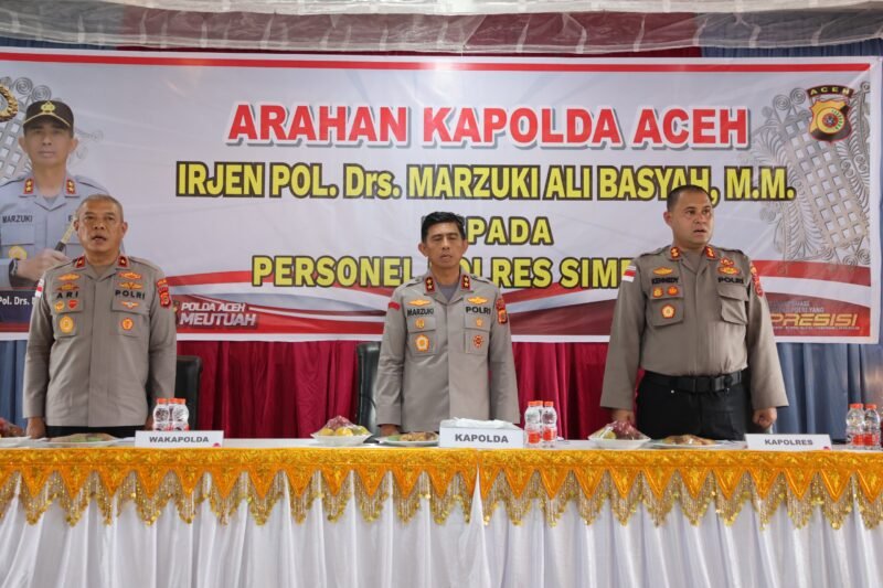Penjabat (Pj) Bupati Simeulue bersama unsur Forkopimda menyambut kedatangan Kapolda Aceh Irjen Pol. Drs. Marzuki Ali Basyah, M.M., dan rombongan saat tiba di Bandara Lasikin, Simeulue, Kamis (14/5/2026). 