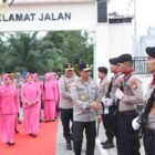 Kapolda Aceh Irjen Pol. Drs. Marzuki Ali Basyah, M.M., didampingi Ketua Bhayangkari Daerah Aceh Ny. Ira Marzuki disambut dengan prosesi adat saat tiba di Mapolres Subulussalam, Jumat (15/5/2026).