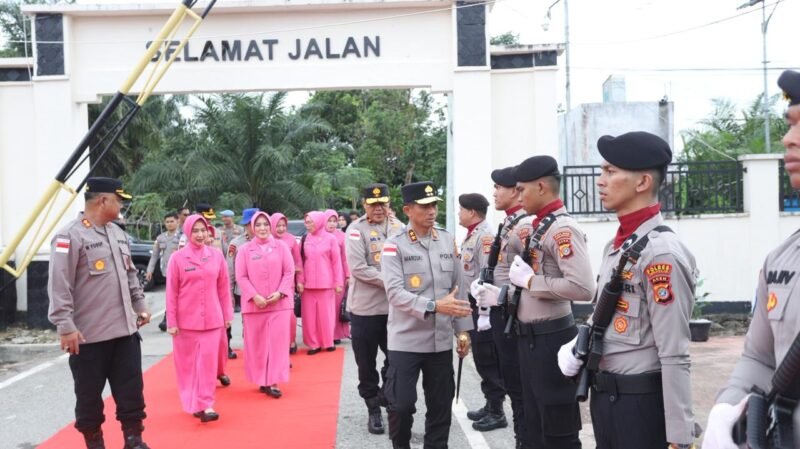 Kapolda Aceh Irjen Pol. Drs. Marzuki Ali Basyah, M.M., didampingi Ketua Bhayangkari Daerah Aceh Ny. Ira Marzuki disambut dengan prosesi adat saat tiba di Mapolres Subulussalam, Jumat (15/5/2026).