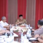 Bupati Aceh Besar. H. Muharram Idris bersama jajaran mengikuti Rakor Percepatan Pemulihan Pascabencana Hidrometeorologi, di Gedung Dekranasda Aceh Besar, Gampong Gani, Kecamatan Ingin Jaya, Aceh Besar, Jumat (15/5/2026). FOTO/ MC ACEH BESAR