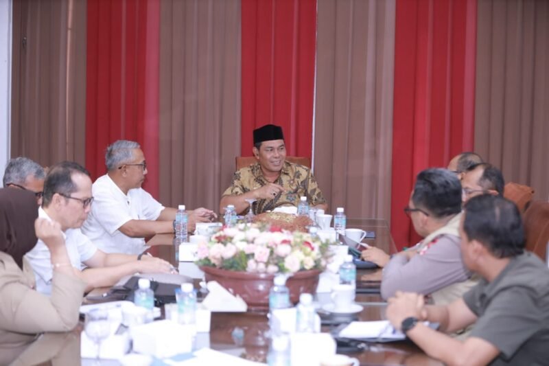 Bupati Aceh Besar. H. Muharram Idris bersama jajaran mengikuti Rakor Percepatan Pemulihan Pascabencana Hidrometeorologi, di Gedung Dekranasda Aceh Besar, Gampong Gani, Kecamatan Ingin Jaya, Aceh Besar, Jumat (15/5/2026). FOTO/ MC ACEH BESAR