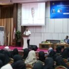 Kepala Dinas Pendidikan Aceh, Murthalamuddin, memberikan arahan saat membuka Bimbingan Teknis Penulisan dan Penerbitan Buku di Aula Dinas Pendidikan Aceh, Banda Aceh, Rabu (13/5/2026).