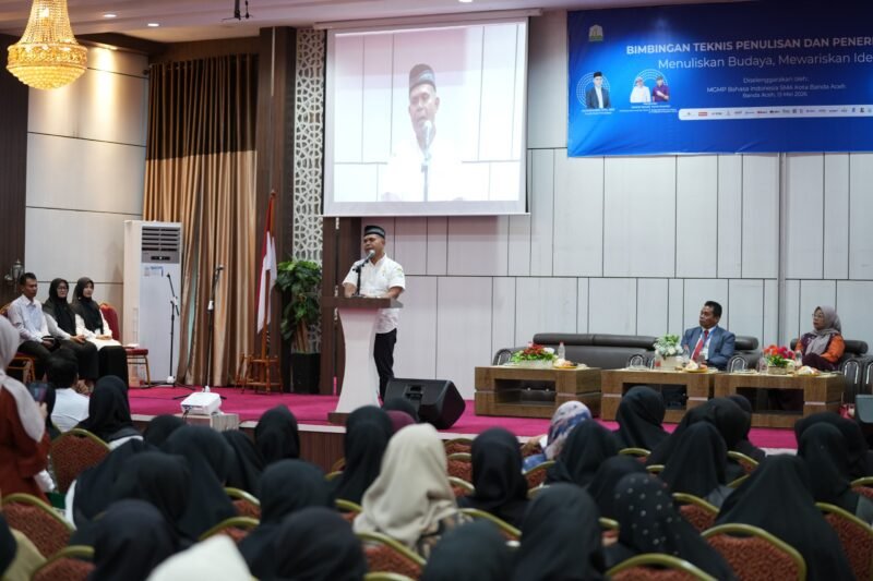 Kepala Dinas Pendidikan Aceh, Murthalamuddin, memberikan arahan saat membuka Bimbingan Teknis Penulisan dan Penerbitan Buku di Aula Dinas Pendidikan Aceh, Banda Aceh, Rabu (13/5/2026).
