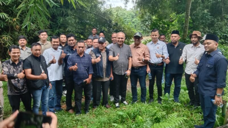 Anggota Banleg DPRK Aceh Besar bersama jajaran PDAM Tirta Mountala Aceh Besar meninjau lokasi pembangunan WTP Seulimuem di Gampong Seuneubok, Kecamatan Seulimuem, Aceh Besar, Kamis (14/5/2026).FOTO/ MC ACEH BESAR