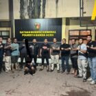 Kasat Reskrim Polresta Banda Aceh, Kompol Miftahuda Dizha Fezuono (tengah), menghadirkan tersangka IFD (24) beserta barang bukti telepon seluler milik korban dalam konferensi pers di Mapolresta Banda Aceh, Sabtu (16/5/2026). Tersangka nekat menganiaya mantan rekan kerjanya dengan balok kayu demi merampas ponsel untuk modal bermain judi online.