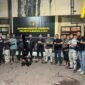 Kasat Reskrim Polresta Banda Aceh, Kompol Miftahuda Dizha Fezuono (tengah), menghadirkan tersangka IFD (24) beserta barang bukti telepon seluler milik korban dalam konferensi pers di Mapolresta Banda Aceh, Sabtu (16/5/2026). Tersangka nekat menganiaya mantan rekan kerjanya dengan balok kayu demi merampas ponsel untuk modal bermain judi online.