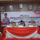 Kapolda Aceh Irjen Pol. Drs. Marzuki Ali Basyah, M.M., didampingi Ketua Bhayangkari Daerah Aceh Ny. Ira Marzuki, menjalani prosesi peusijuek (tepung tawar) adat setempat saat tiba di Mapolres Aceh Singkil, Sabtu (16/5/2026).