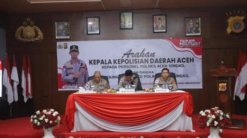 Kapolda Aceh Irjen Pol. Drs. Marzuki Ali Basyah, M.M., didampingi Ketua Bhayangkari Daerah Aceh Ny. Ira Marzuki, menjalani prosesi peusijuek (tepung tawar) adat setempat saat tiba di Mapolres Aceh Singkil, Sabtu (16/5/2026).