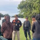 Kasi Penyidik Satpol PP dan WH Aceh Besar Darwadi SAg, memberikan pembinaan kepada pengunjung yang langgar berbusana Islami di kawasan objek wisata Waduk Keliling, Kecamatan Kuta Cot Glie, Kabupaten Aceh Besar, Minggu (17/5/2026) sore. FOTO/ MC ACEH BESAR