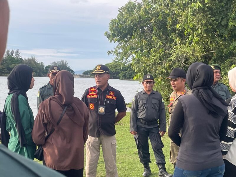 Kasi Penyidik Satpol PP dan WH Aceh Besar Darwadi SAg, memberikan pembinaan kepada pengunjung yang langgar berbusana Islami di kawasan objek wisata Waduk Keliling, Kecamatan Kuta Cot Glie, Kabupaten Aceh Besar, Minggu (17/5/2026) sore. FOTO/ MC ACEH BESAR