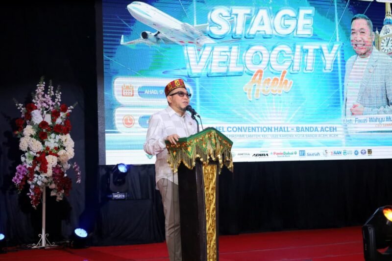 CEO Samira Travel, DR. (HC) H. Fauzi Wahyu Muntoro, saat memberikan motivasi dan arahan dalam acara Stage Velocity Aceh di Amel Convention Hall, Banda Aceh, Minggu (17/5/2026).