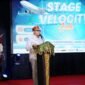 CEO Samira Travel, DR. (HC) H. Fauzi Wahyu Muntoro, saat memberikan motivasi dan arahan dalam acara Stage Velocity Aceh di Amel Convention Hall, Banda Aceh, Minggu (17/5/2026).
