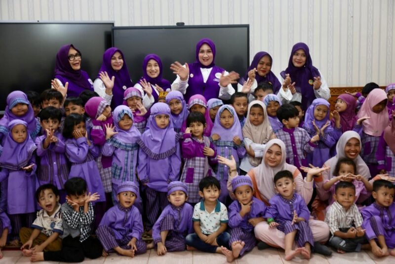 Akrab disapa Kak Na, Ketua TP PKK Aceh Marlina Muzakir memberikan semangat kepada siswa PAUD Terpadu Permata Hati yang sedang menjalani pemeriksaan kesehatan gigi dan mulut oleh tenaga kesehatan, Senin (18/5/2026).